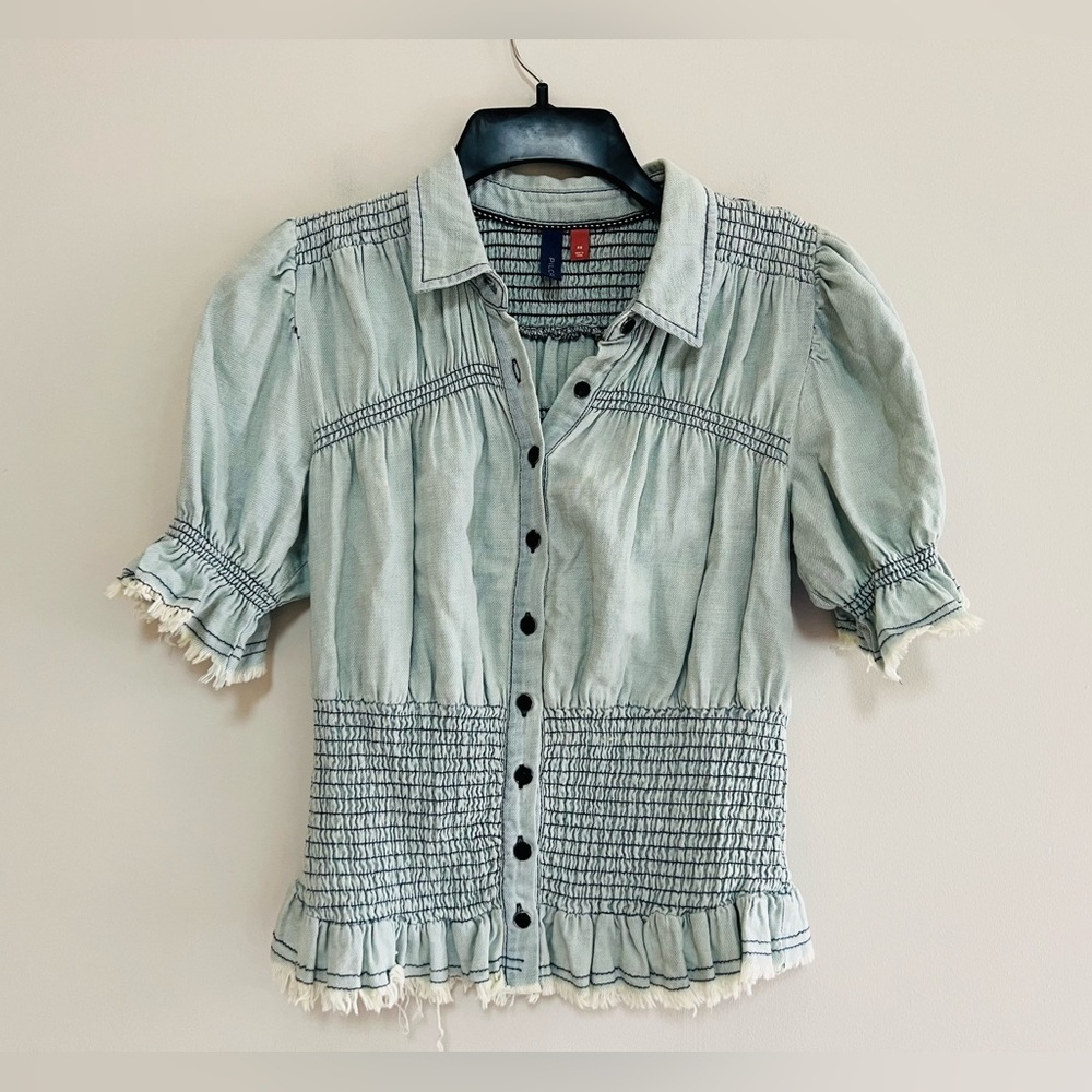 Pilcro Femme Smocked Button Down Denim Blouse in Chambray Light Blue, size XS